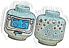 Część LEGO® 3626pb3863 Minifigurka, głowa kosmity niebieska z grubymi brwiami i spiralnymi oczami, biała przyłbica ze średnio lazurową szybą, język, złote kropki z tyłu (wzór)