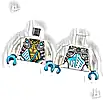 Część LEGO® 973pb5971c01 Tułów opancerzona tunika z jasnoszarymi niebieskimi panelami naramiennymi, średnioazjatyckim wykończeniem i złotym logogramem Ninjago litera Z na pancerzu piersiowym, logo smoka lodu na plecach, wzór / białe ramiona / średnioazjatyckie dłonie